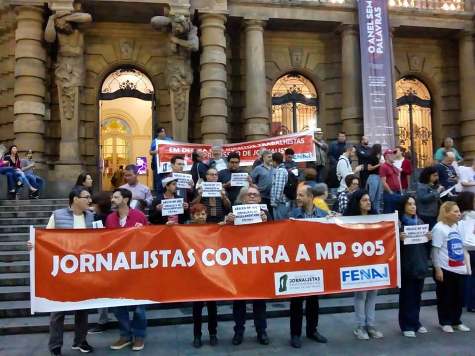 Jornalistas em protesto nas escadarias do Teatro Municipal de São Paulo contra a MP 905/19